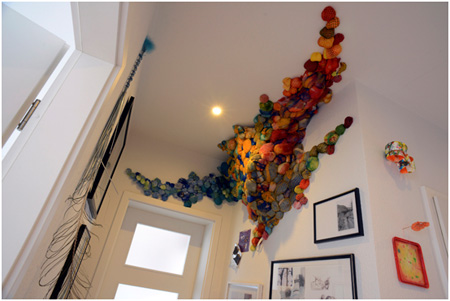 Maria und Natalia Petschatnikov: „Efeu“, 90 x 220 x 40, Objekt aus verschiedenfarbigen Gemüsenetzen und Plastiktüten, 2001